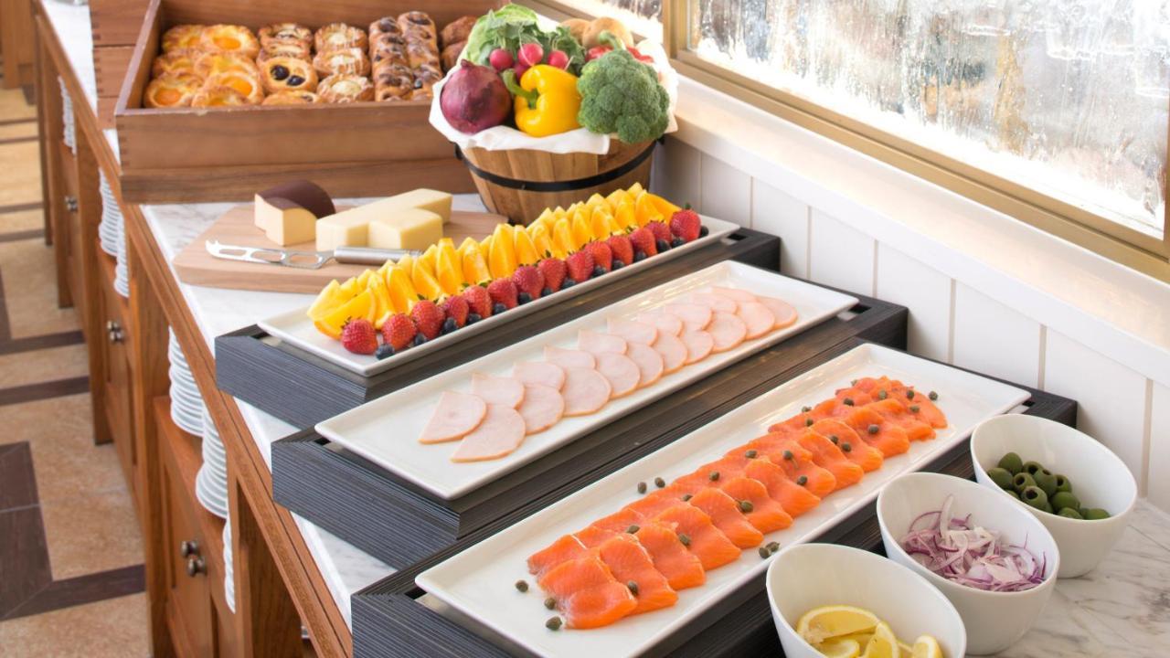 Intercontinental Yokohama Grand By Ihg Hotel Kültér fotó A buffet with cold cuts